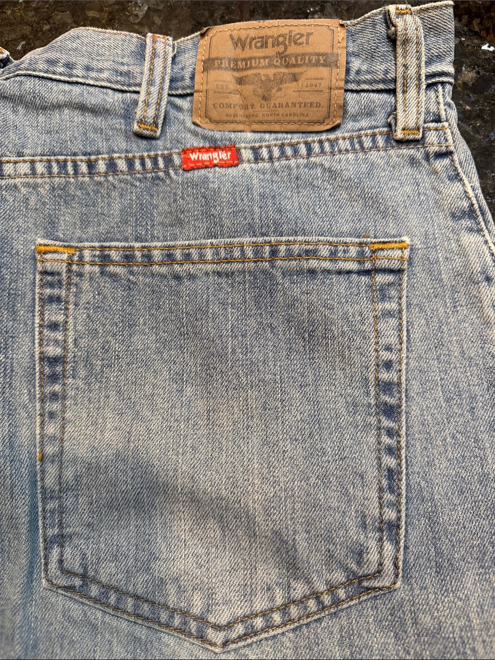 Wrangler Men's Blue jeans relaxed fit 36x30 medium wash